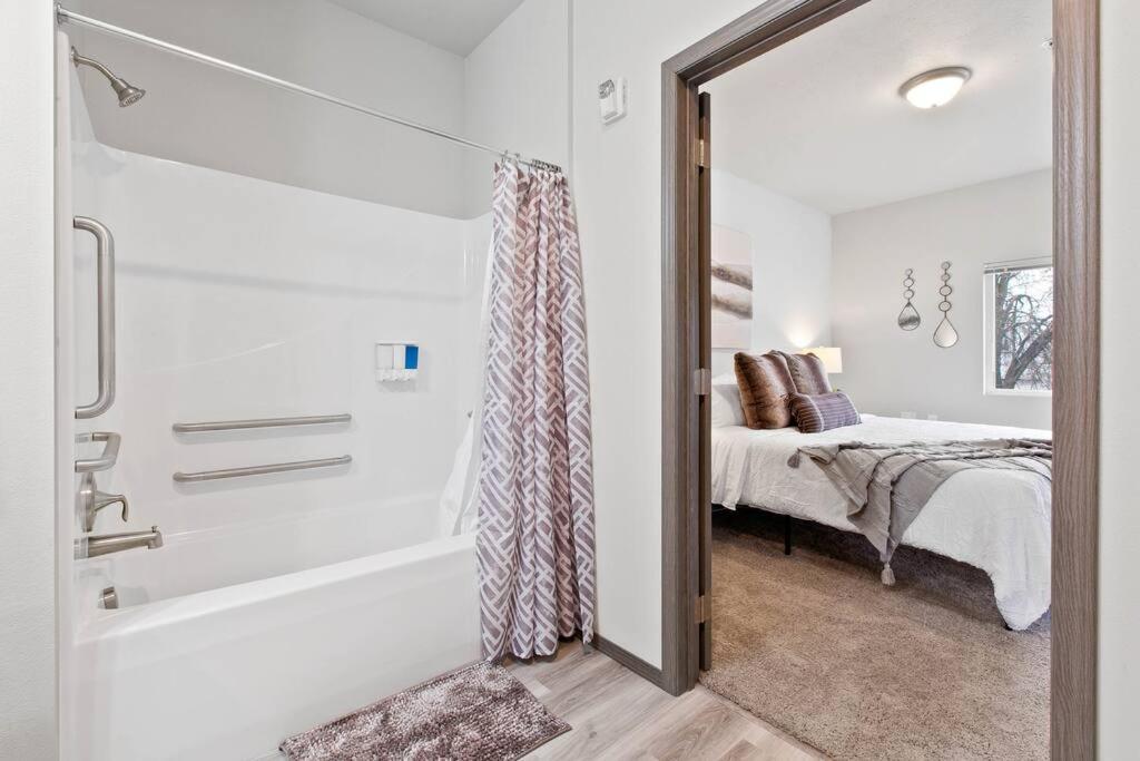 Full Ada Unit - 2 Bed 2 Bath Unit Near Downtown Διαμέρισμα Σποκάν Εξωτερικό φωτογραφία