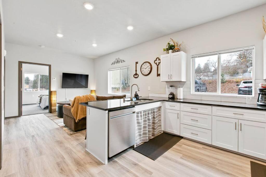 Full Ada Unit - 2 Bed 2 Bath Unit Near Downtown Διαμέρισμα Σποκάν Εξωτερικό φωτογραφία