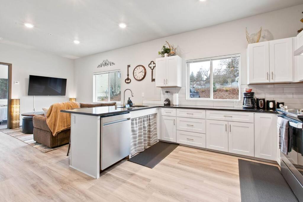 Full Ada Unit - 2 Bed 2 Bath Unit Near Downtown Διαμέρισμα Σποκάν Εξωτερικό φωτογραφία