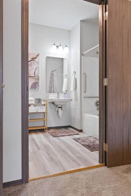 Full Ada Unit - 2 Bed 2 Bath Unit Near Downtown Διαμέρισμα Σποκάν Εξωτερικό φωτογραφία